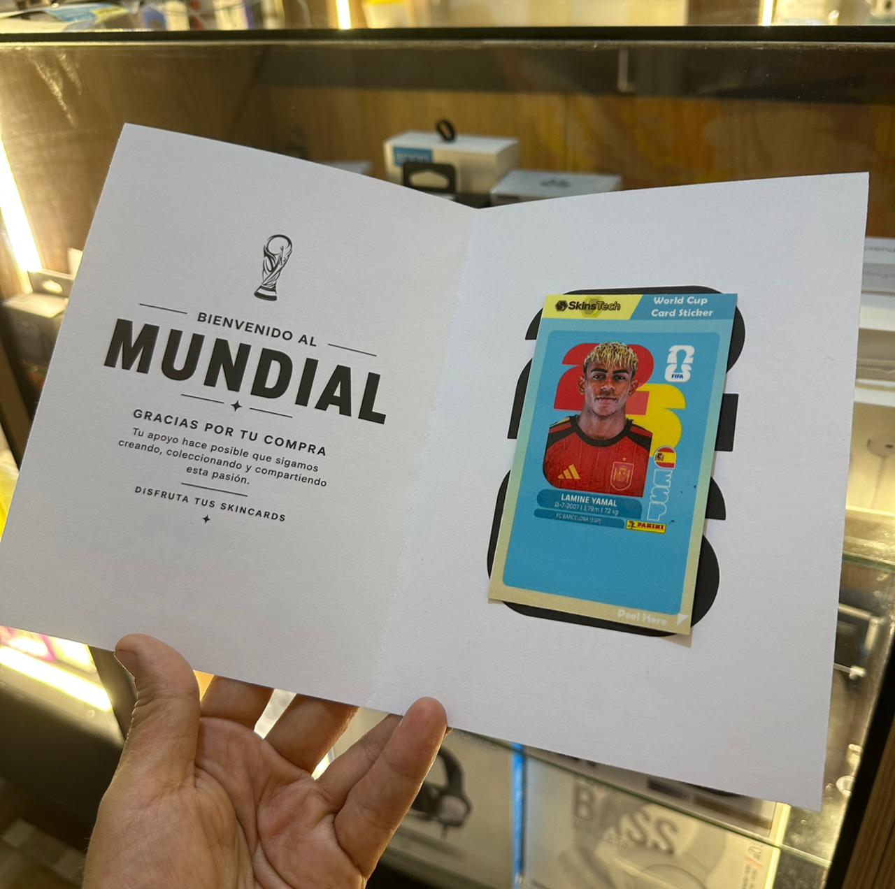 SKINCARD Skinstech® Cromo Mundial Jugadores Diseño calcomania para tarjeta de credito con diseño del mundial 2026